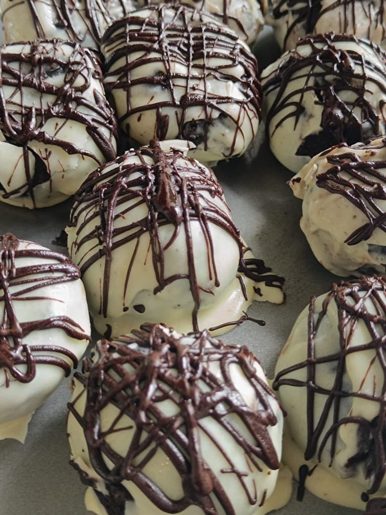 Mini pavlovas with caramel and crushed nuts